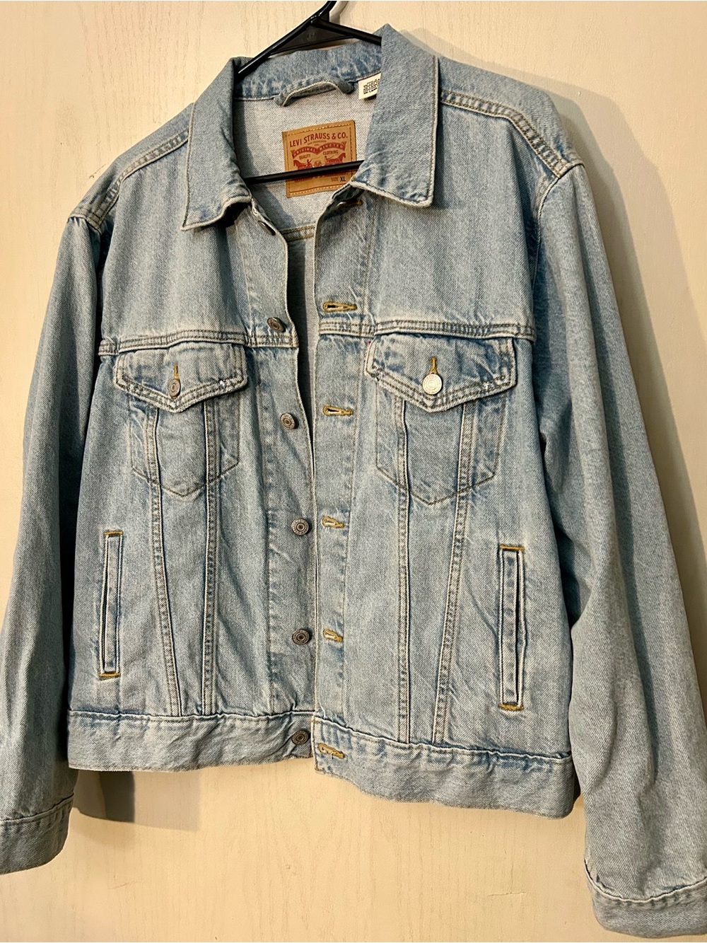 Levi’s Light Wash Denim Trucker Jacket XL Oversized Jean Jacket